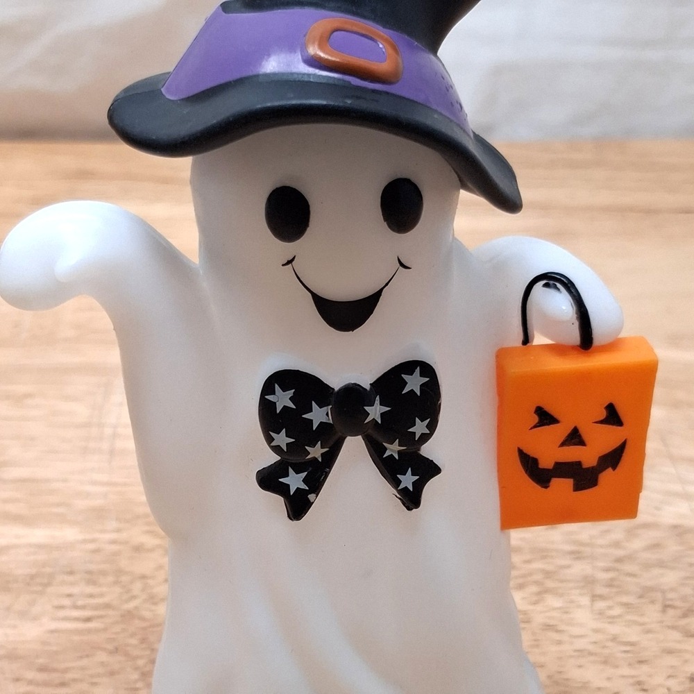 Halloween Ghost Motion Activated Light Up "Trick Or Treat Smell My Feet" Decor - Picture 7 of 9